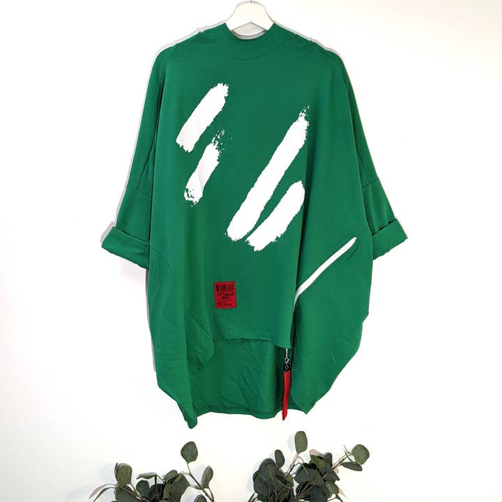 Designer-inspirierter großer, schmeichelhafter High-Low-Hoodie mit Reißverschlussdetail und horizontalem Pinselstrich mit rotem Reißverschlusszug (M-L) für den Großhandel von Tempest Designs