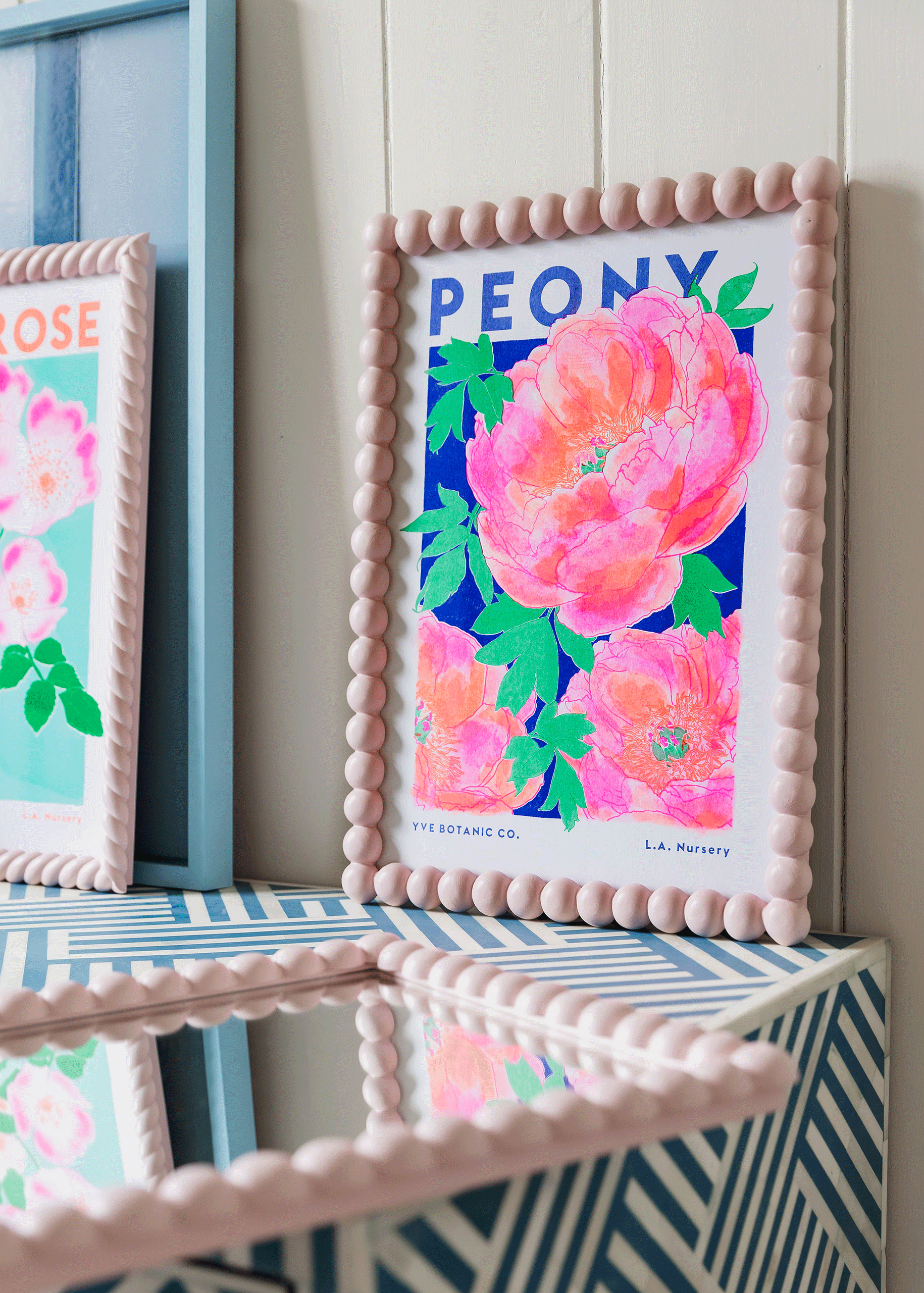 Eve Print Studio. – wholesale Konsttryck – Riso-tryck med pionblomma i fluoro rosa och orange1