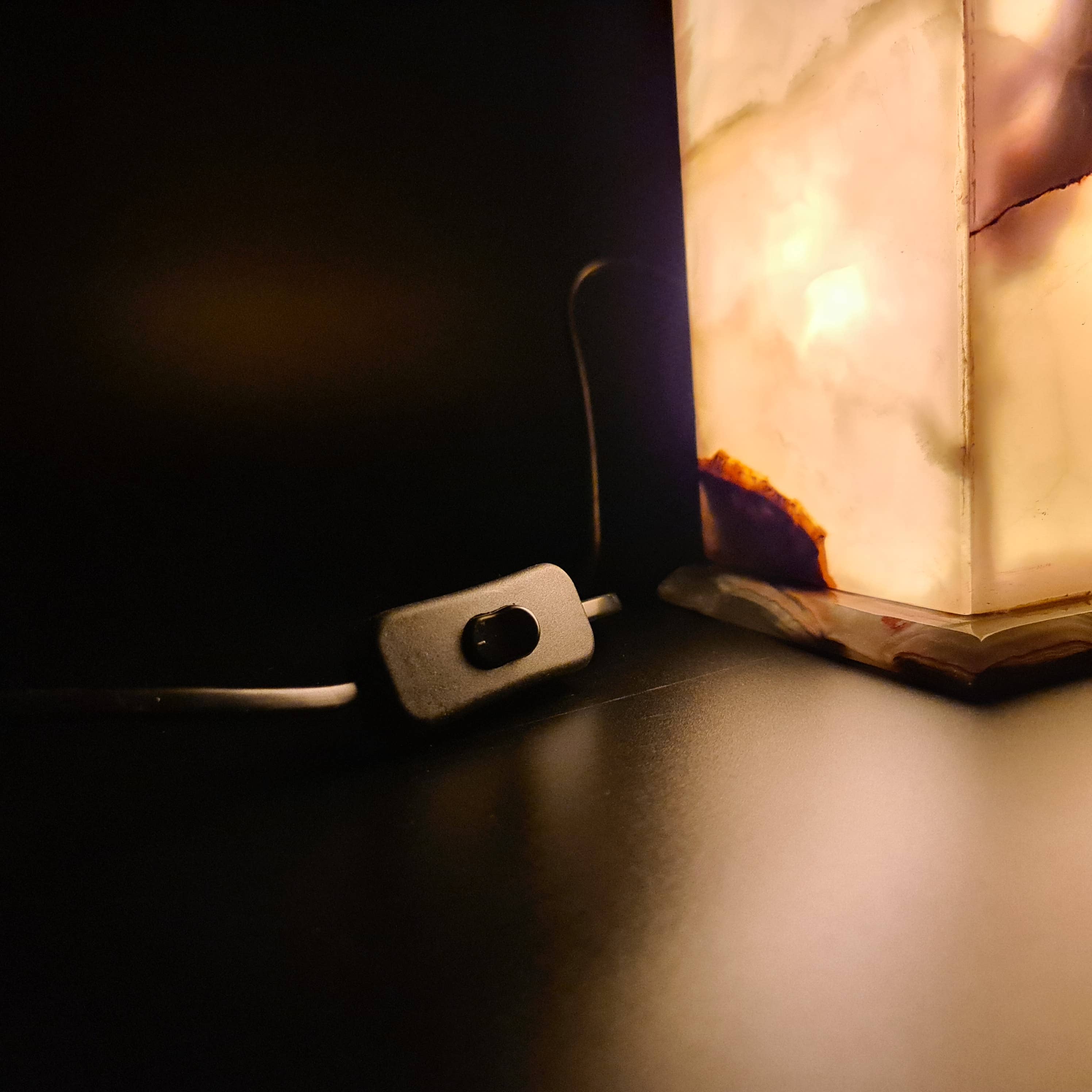 Gemstone Gifts Ltd. – wholesale Accent/desk lamp – Onyx Cube Tower Lamp 12"18