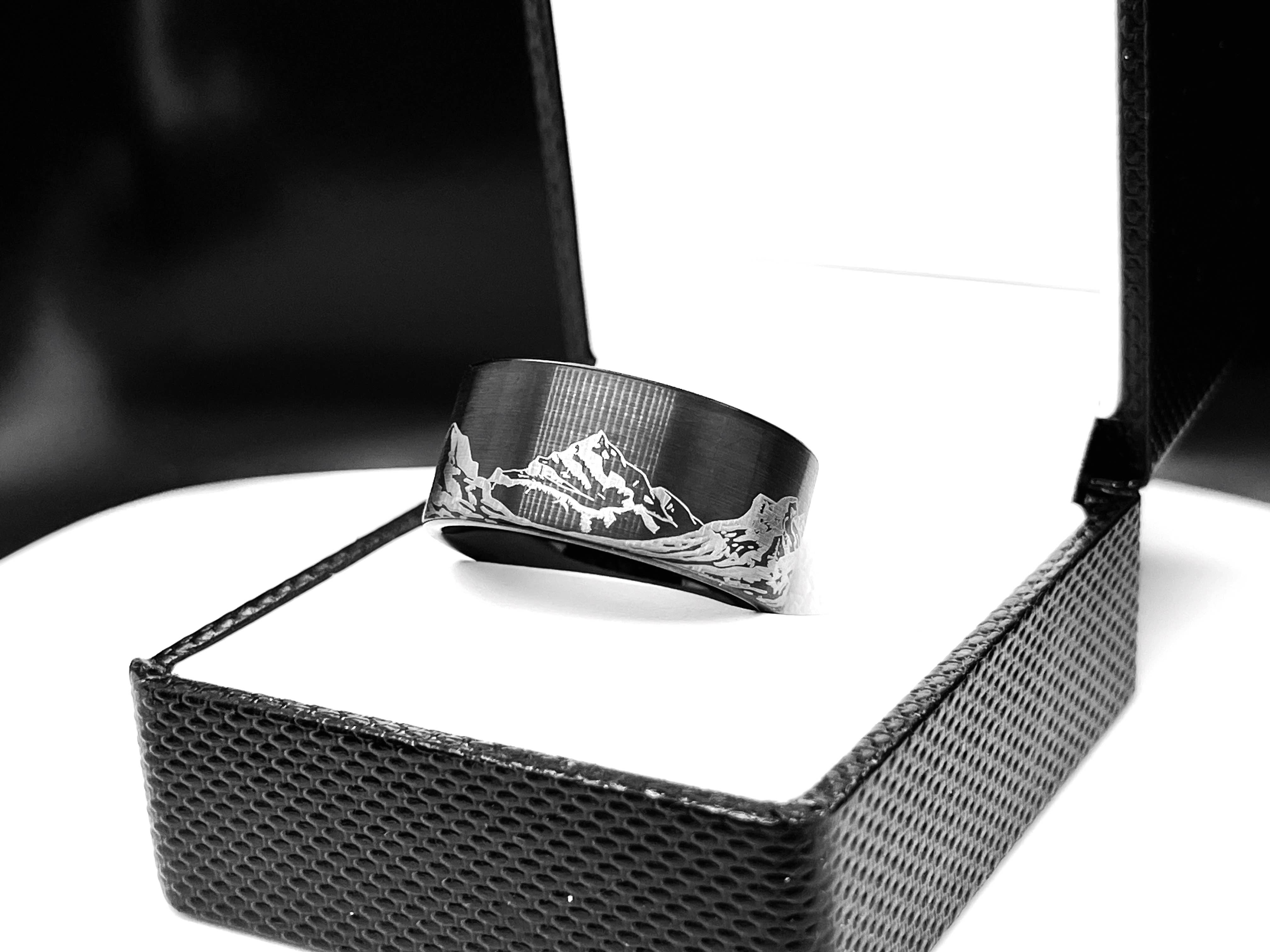 rings paradise – wholesale Band/Stackad Ring – Svart borstad volframkarbidring med berggravyr4