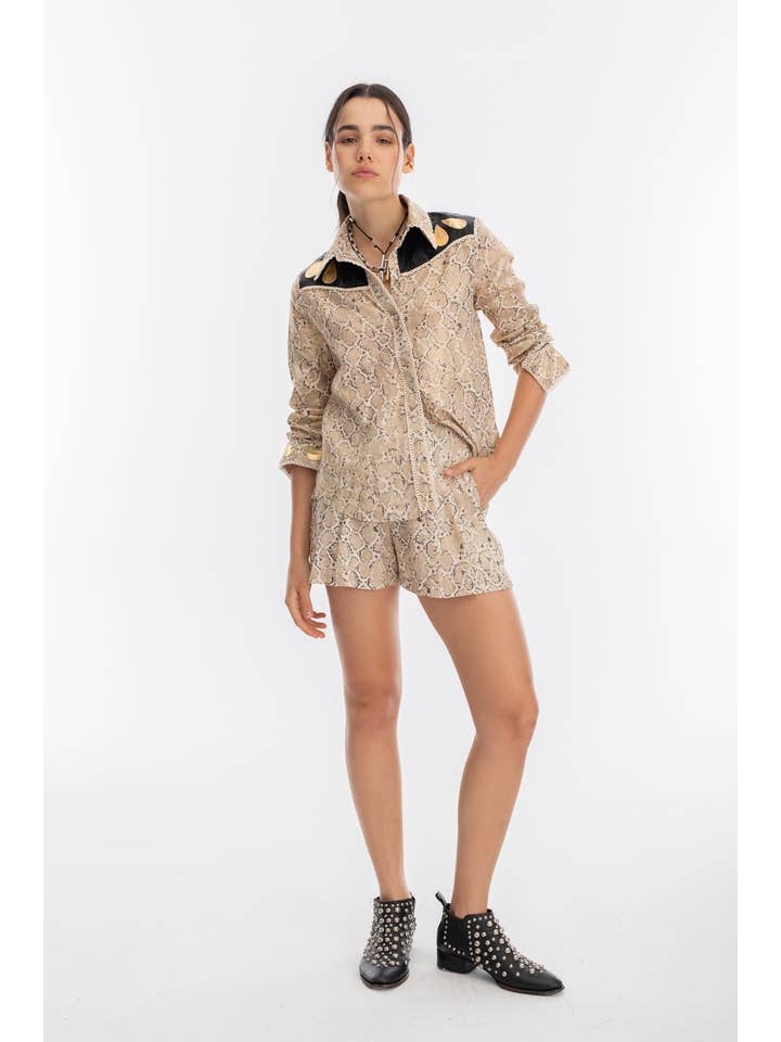 Estampado de serpiente con apliques metalizados en negro y dorado Camisa Far West de lino metalizado con estampado de serpiente y apliques metálicos negros y dorados de venta al por mayor en Faire5