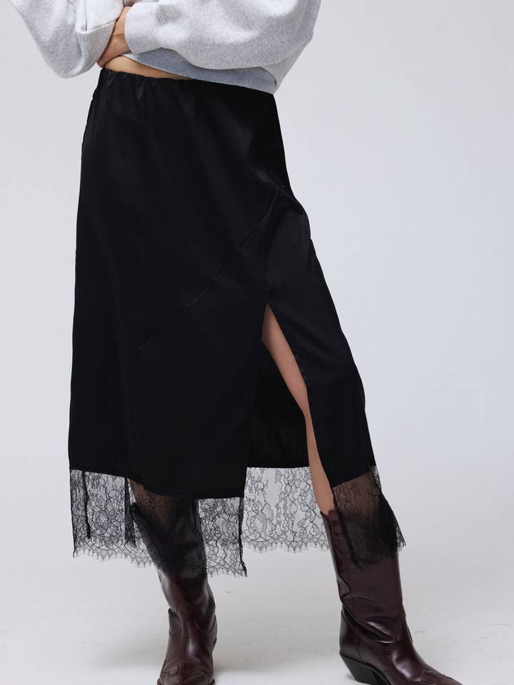 Jupe midi confortable à fente en satin effet dentelle pour la vente par Lara Daisy