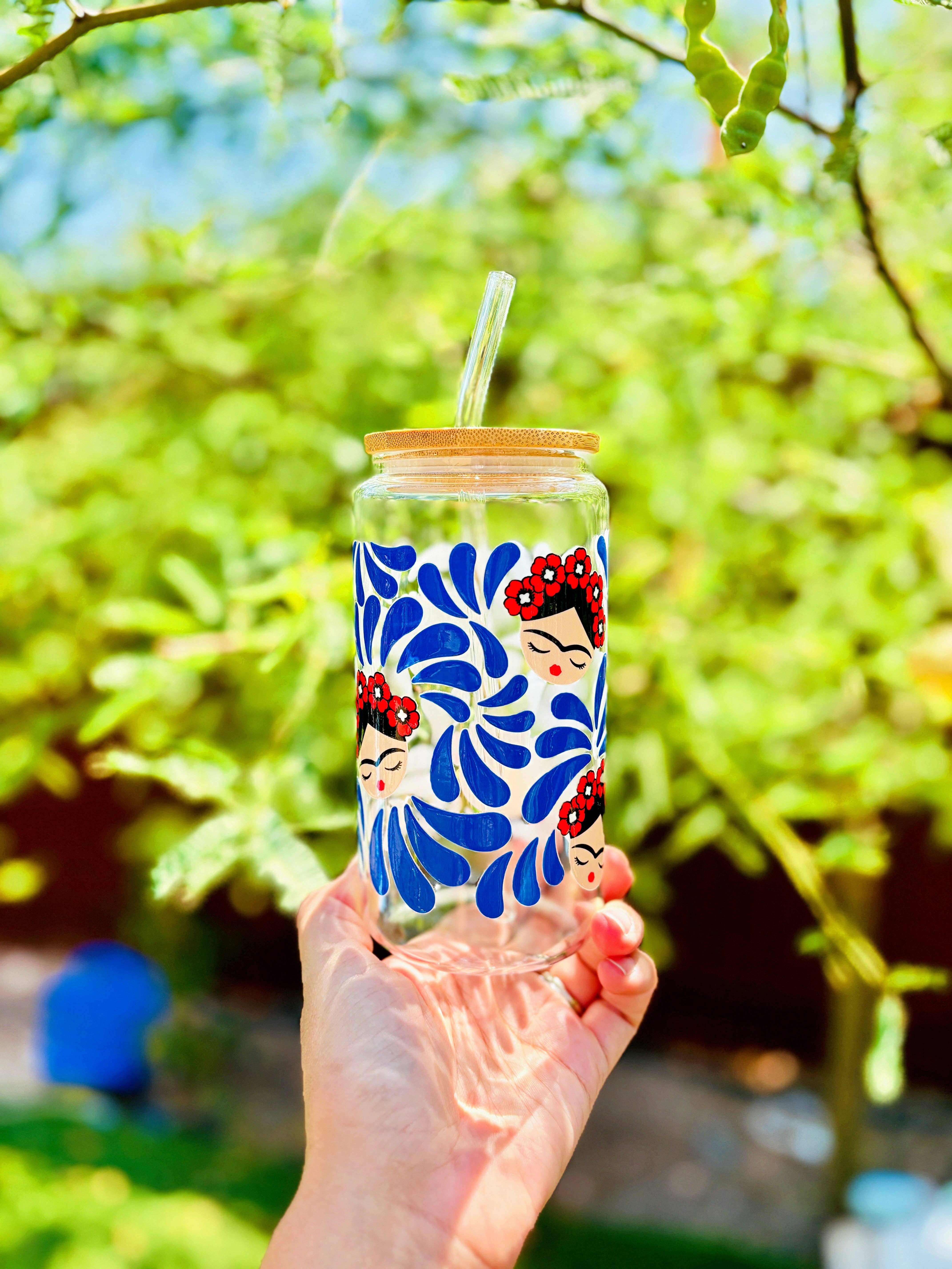 Las Changuis Tianguis – Copo/caneca por atacado – Copo de Vidro Inspirado em Frida – Azul Talavera | Copo de Lata Libbey de 16oz com Tampa de Bambu e Palhinha de Vidro