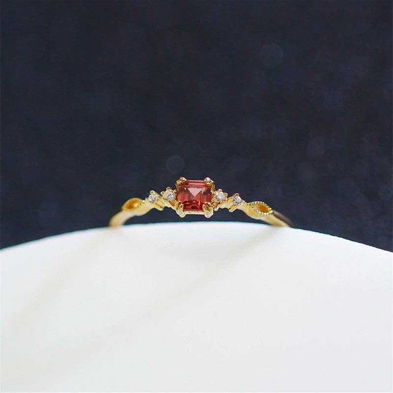 Perimade & Co. LLC – Engroshandel Ring med sten – Guld vintage ring med tynd bånd og granatsten i sterlingsølv2