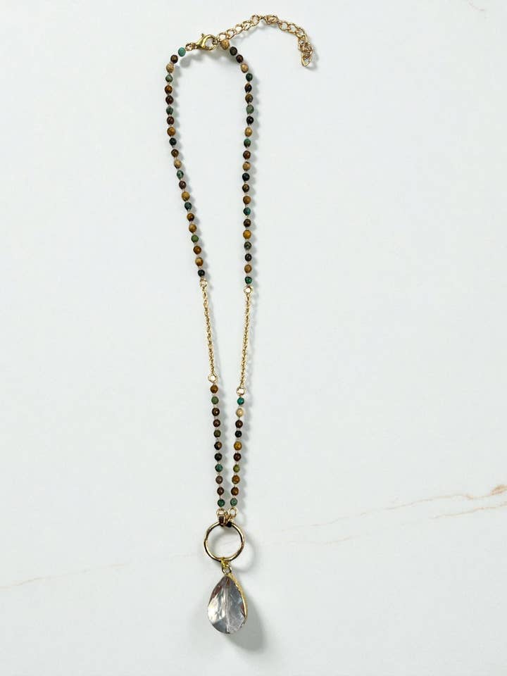 Zarte Halskette aus afrikanischem Türkis und gemischtem Jaspis mit tropfenförmigem Anhänger, 18 Zoll. für den Großhandel von Ava Capri