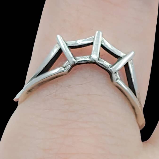 Stablelig edderkoppespind krone ring, forlovelsesring for engroshandel hos Inchoo bijoux inc