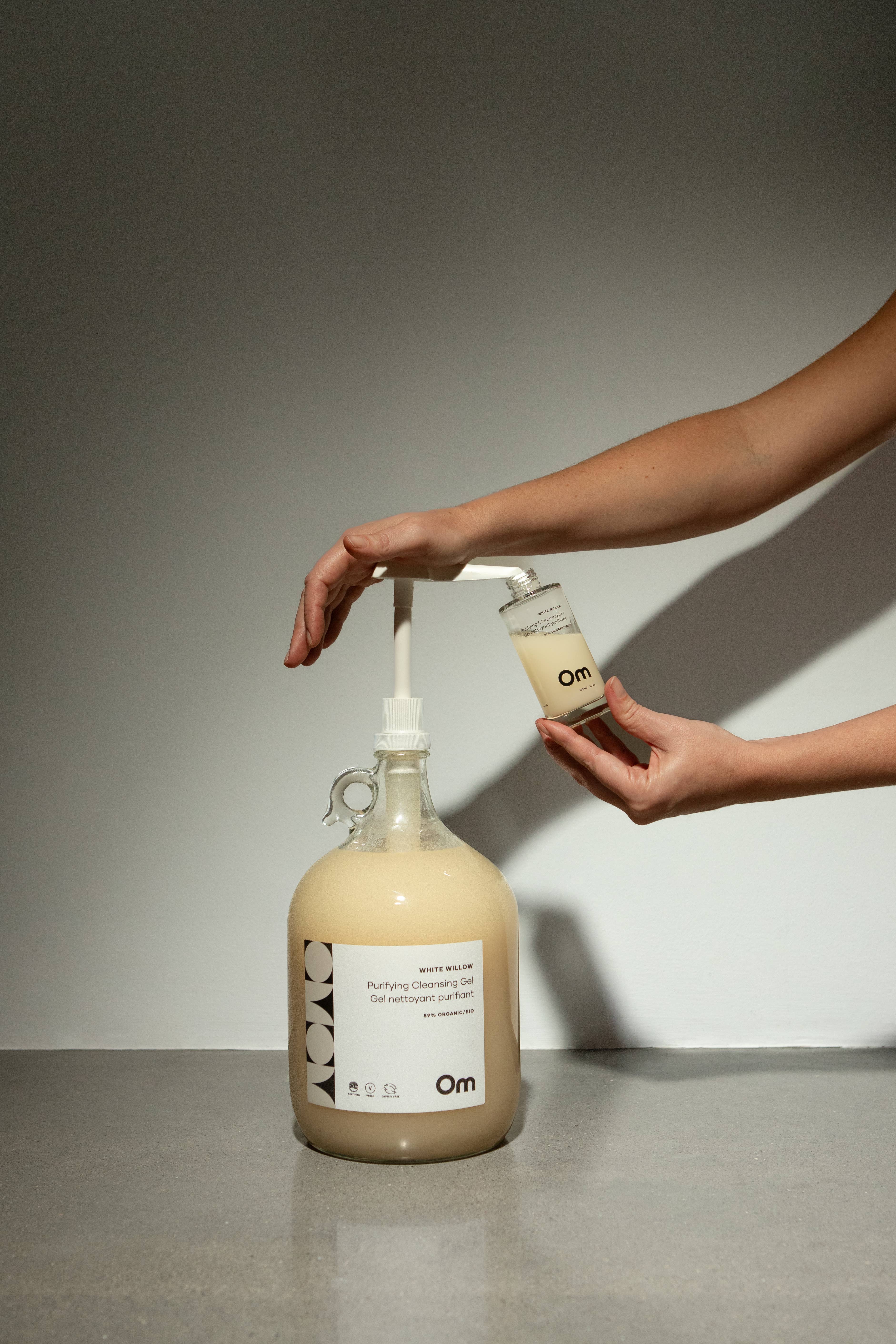 Om Organics Skincare - Vente Nettoyants pour le visage - Bulk Gel nettoyant purifiant au saule blanc 1 gallon1