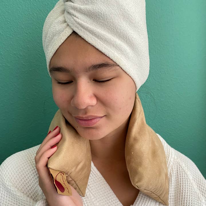 5SU Écharpe de Cou en Ultra Daim Beige pour Salles de Traitement Spa pour la vente par Hot Cherry Pillows