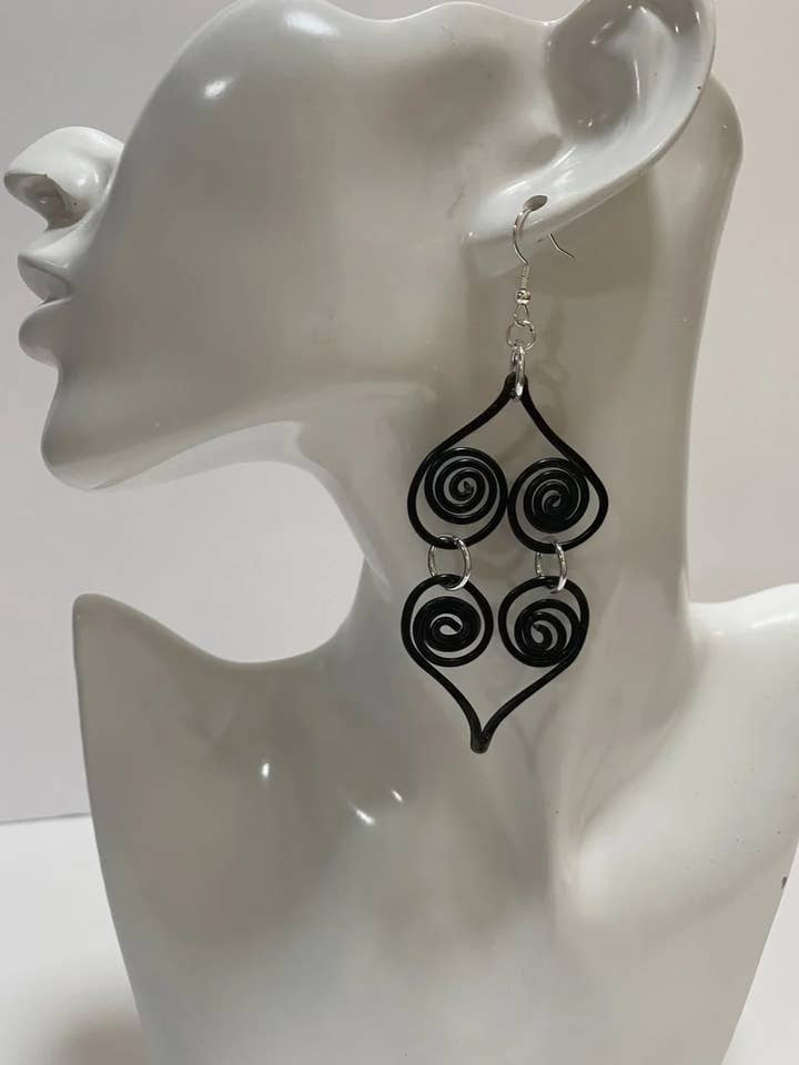 Boucles d'oreilles Harlequin en forme de cœur baroque pour la vente par Angela Catirina Jones