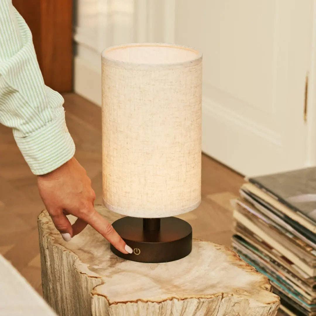 Tavellio - Vente Lampes d'appoint/de bureau - Lampe de table en bois sans fil Ben Dark Brown | Rechargeable, dimmable et jusqu'à 100 heures d'autonomie8