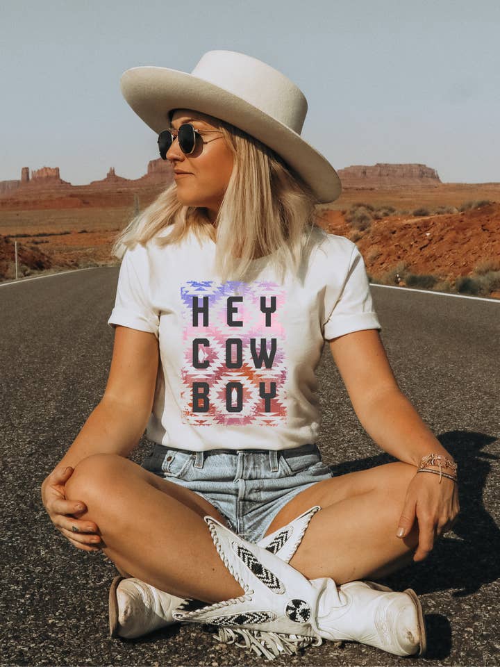 Red Stone Rebel Clothing Co. - Vente T-shirt sérigraphié – femme - T-shirt illustré Hey Cowboy Western1