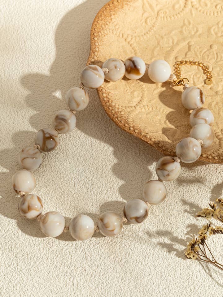 Halsketten mit runden Perlen aus farbigem Harz und eleganter goldener Kette für den Großhandel von COSMOS