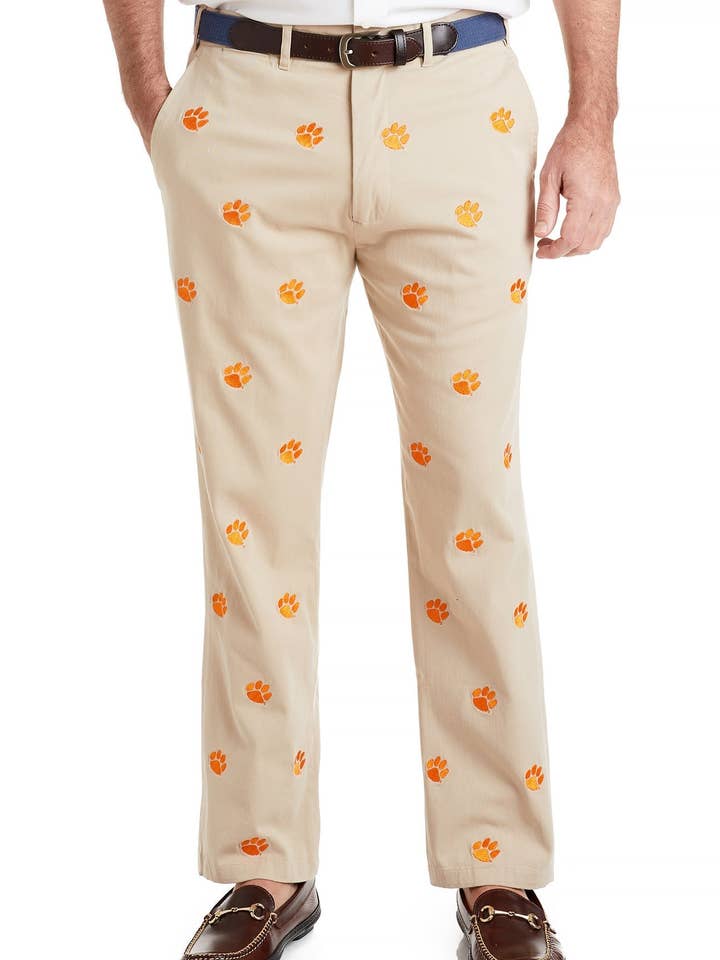 Collegiate Stretchbyxa i Twill Khaki med Clemson för wholesale av Castaway Clothing Nantucket Island