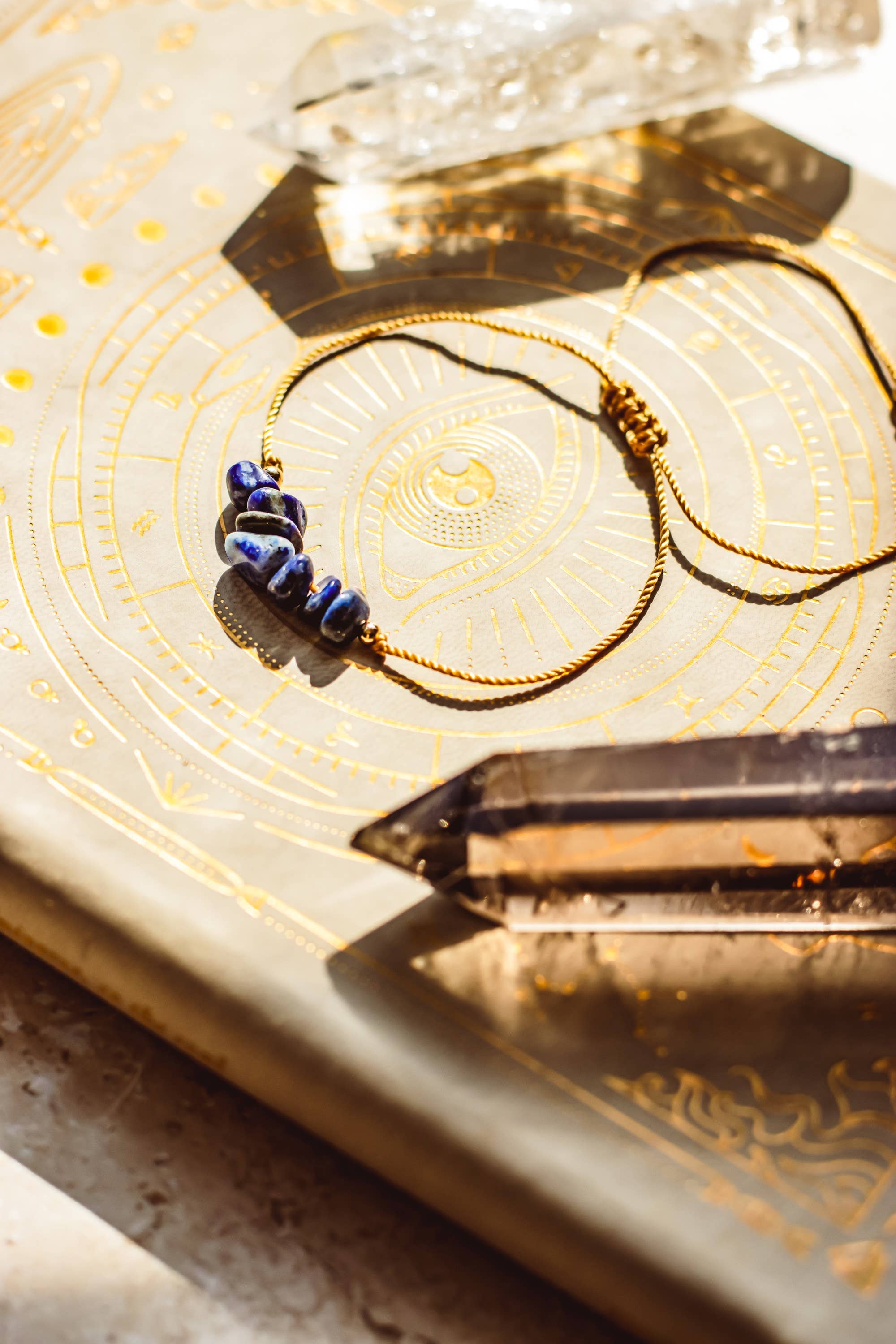 Mindful Living Co. – Großhandel Perlenarmband – Boho-Armband mit Edelsteinchips | Natürliche Kristalle3