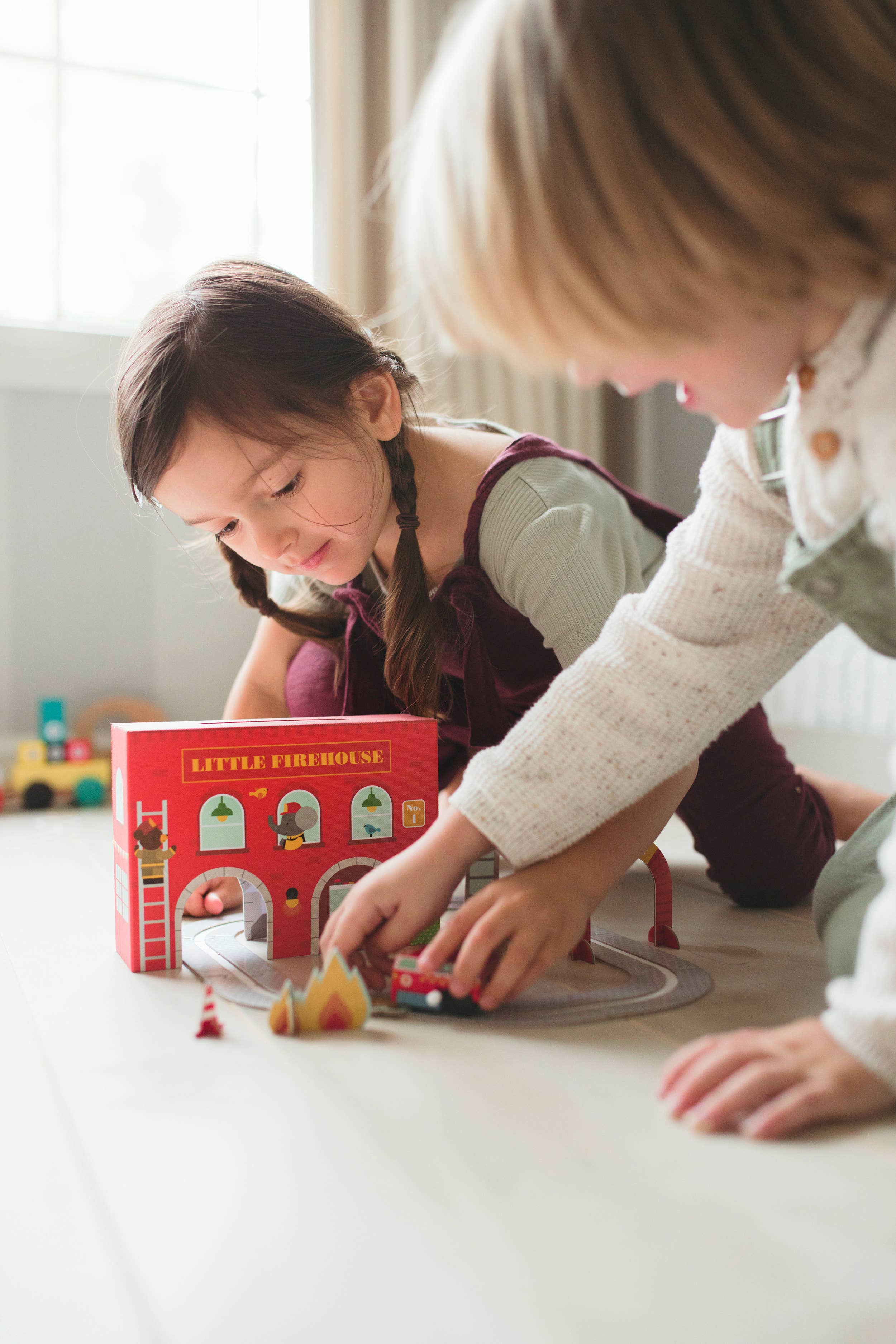 Chronicle Books - Wholesale Toy Set - Kids - Wind Up & Go Fire Station Play Set1