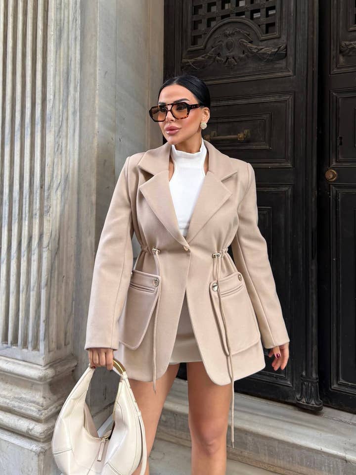 Statementkavaj med markerad midja och verktygsfickor för wholesale av Design company-Fatma Balkir