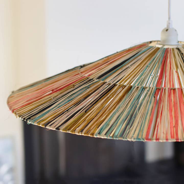 Now's Home – Engroshandel Lysekrone/pendellampe – Håndlavet farvet naturraffia loftslampe D70 x H12 cm JOLO3