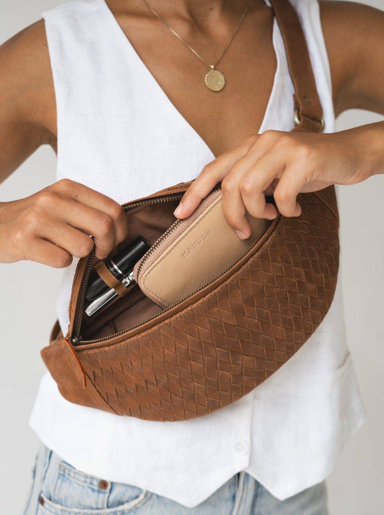 MANDRN – wholesale Axelväska - Dam – Vävd Atlas - Sadel (Ljus)4