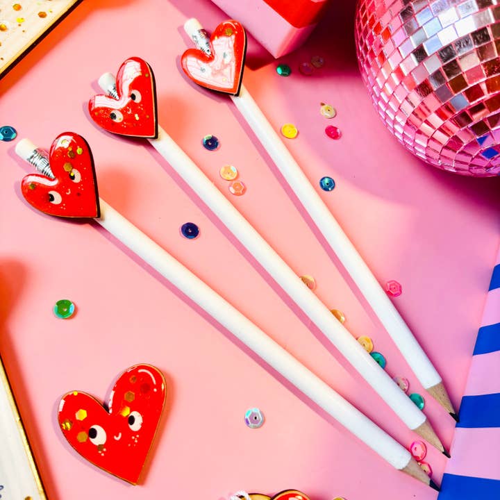 Holzstift Herz – Illustriertes Ornament & goldfarbenes Harz für den Großhandel von Hocus Pocus Happy