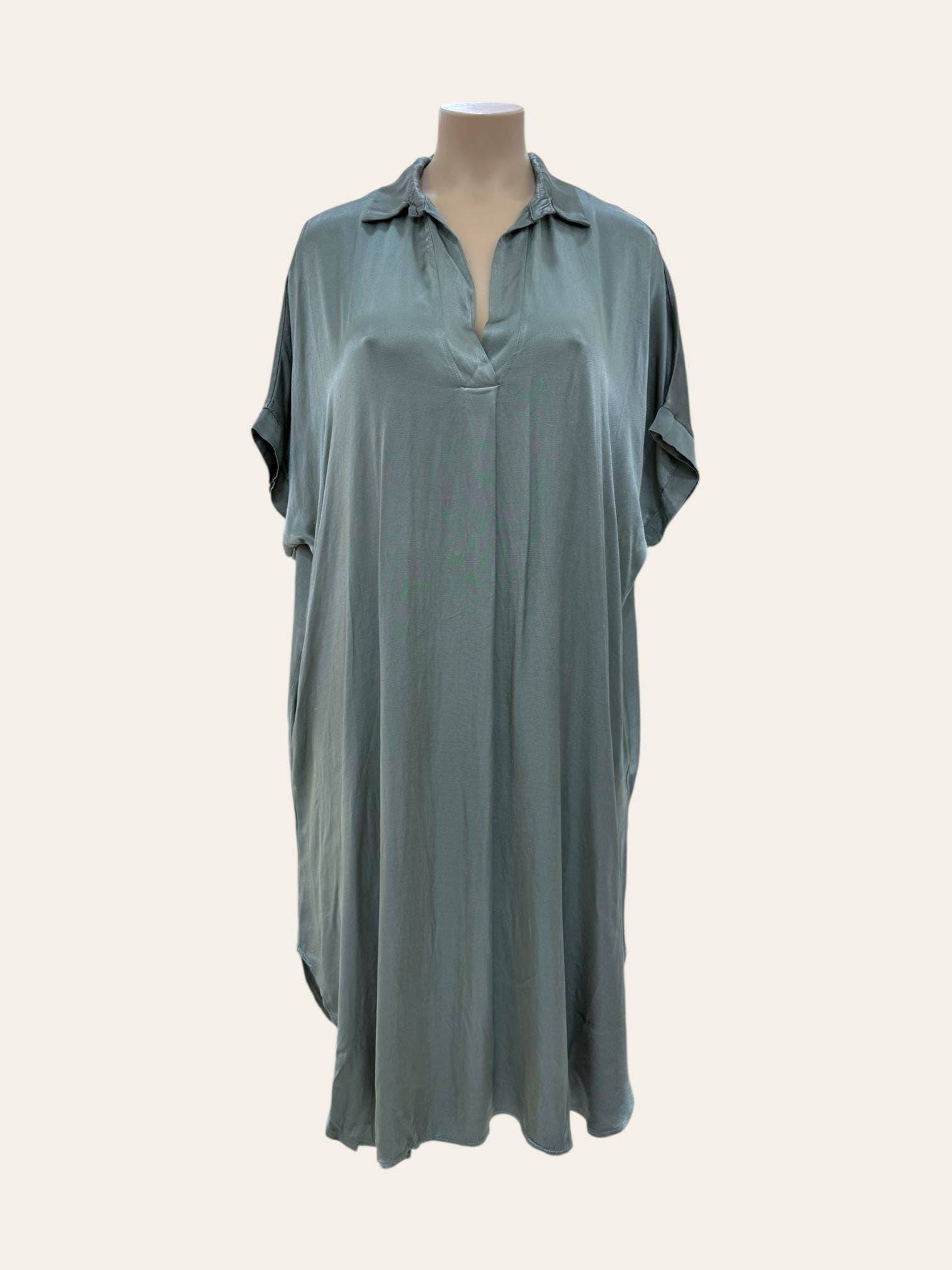 C'MELODIE - Wholesale Jurk - Dames - Losvallende plus size jurk met polo kraag van dikke satijn - model 89052