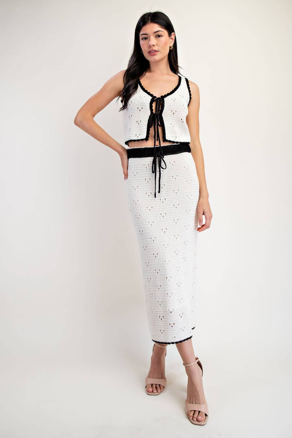 Edit by Nine - Vente Veste sans manches – femme - TT6254 GILET EN MAILLE AJOURÉE À ENCOLURE EN V AVEC CONTRASTE ET NŒUD3