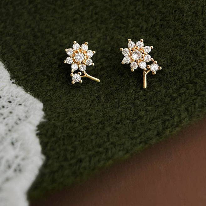 Revelari - Vente Clous d'oreille - Boucles d'oreilles clous branche fleur dorée avec zircon cubique0