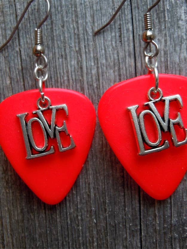 Pendientes con forma de púa para guitarra Love Text para venta al por mayor de Simply Raevyn