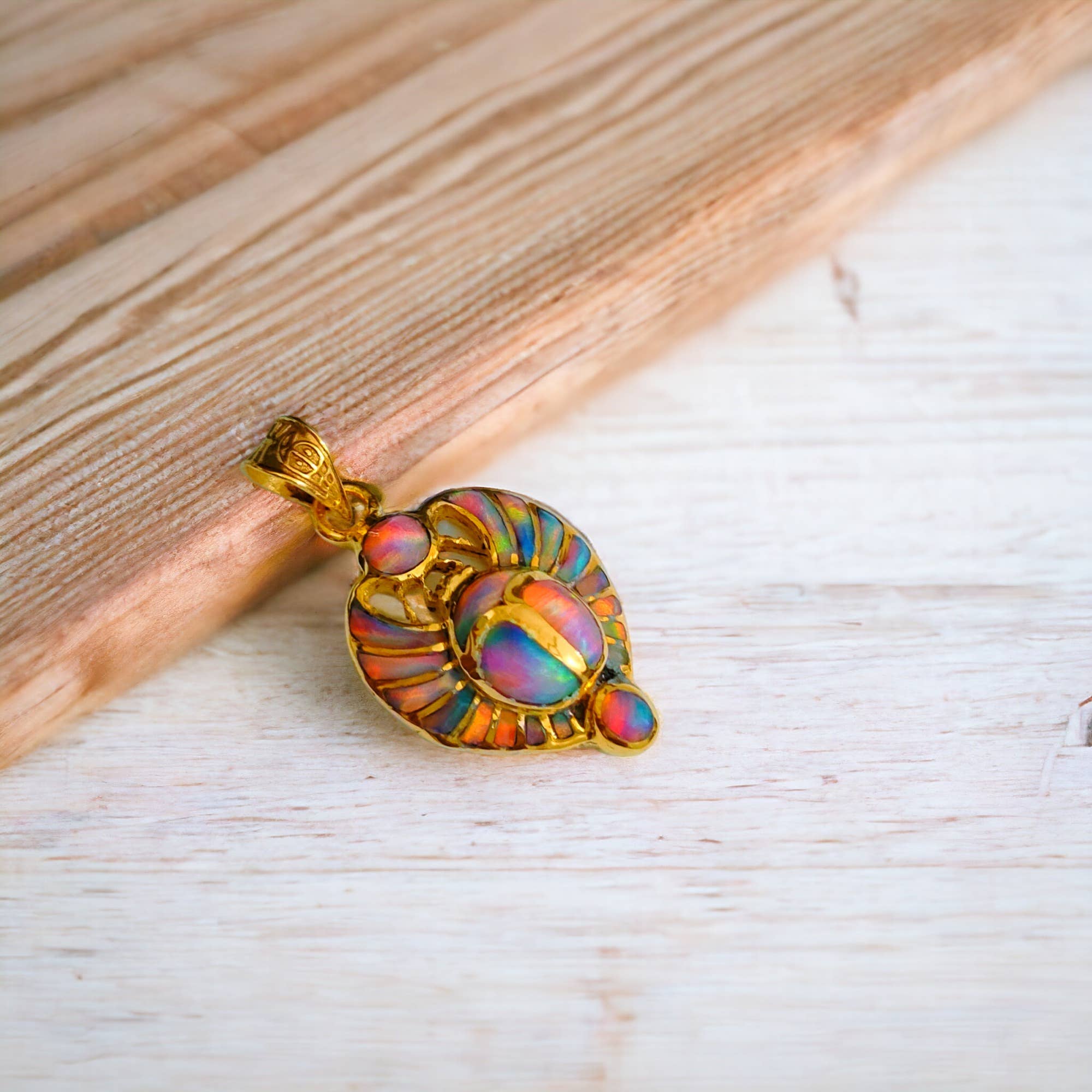 ALADDIN'S LAMP JEWELRY – Großhandel Individueller Charm/Anhänger – Anhänger mit rosafarbenem Opal, königlicher Skarabäus der Wiedergeburt, goldfarben5