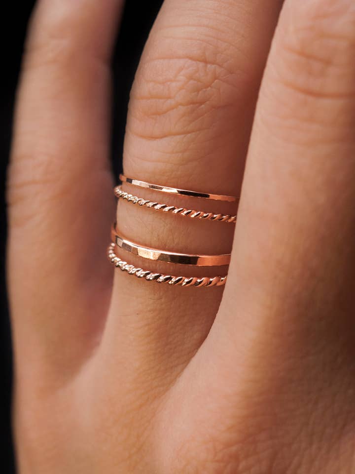 Conjunto de Anéis Empilháveis Torcidos de 2, Ouro Rosa 14K por atacado de Hannah Naomi