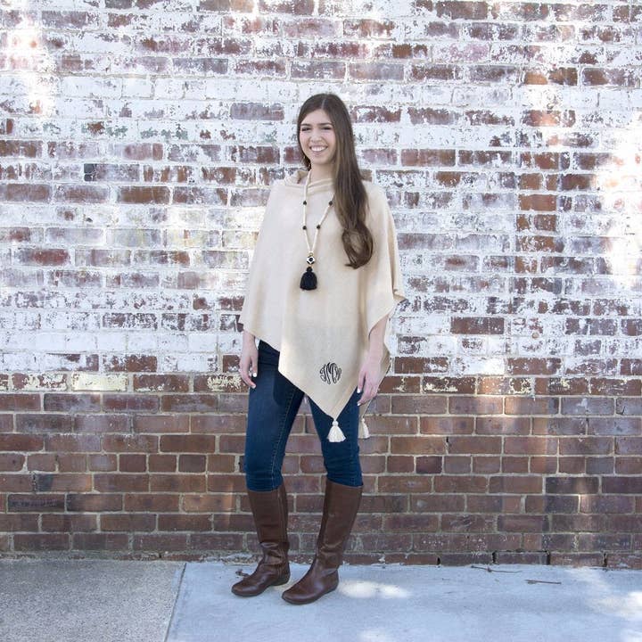 Poncho con borlas para venta al por mayor de Mainstreet Collection