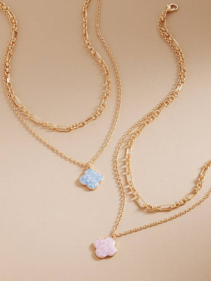 Halskette mit Blumenmuster und Emaille-Kleeblatt-Anhänger, 2-lagig für den Großhandel von Designature New York