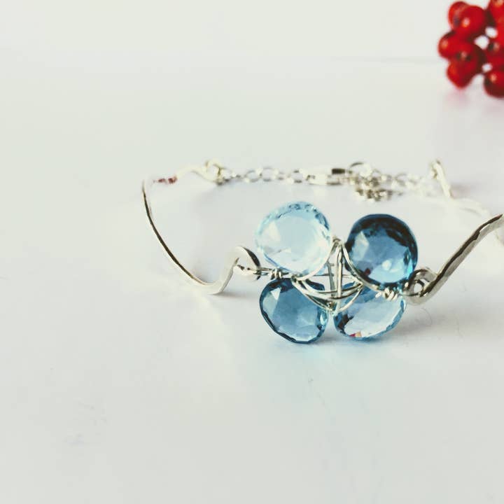 Gehämmertes Zickzack-Armband mit Draht umwickelt Edelstein für den Großhandel von Floweredsky Designs