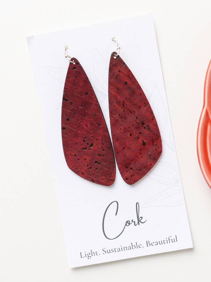 Vinrøde korkøreringe - Stor vinge for engroshandel hos Hello Lovely Cork Co.