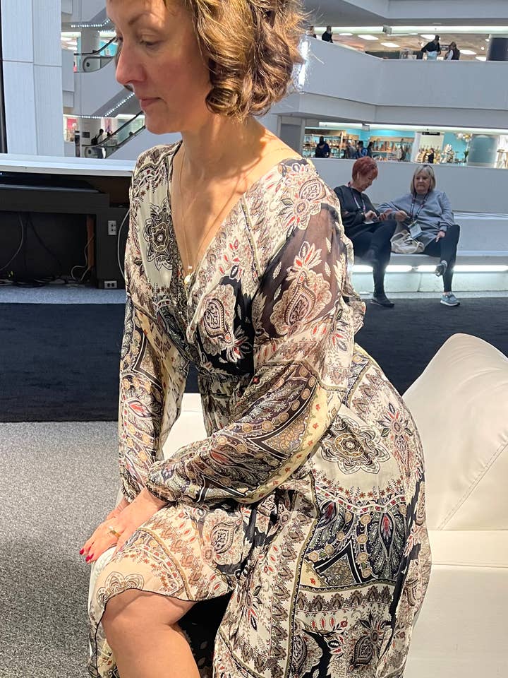 Italiensk print silke kjole med sideslids og wrap omkring slips for engroshandel hos Dance in Paris