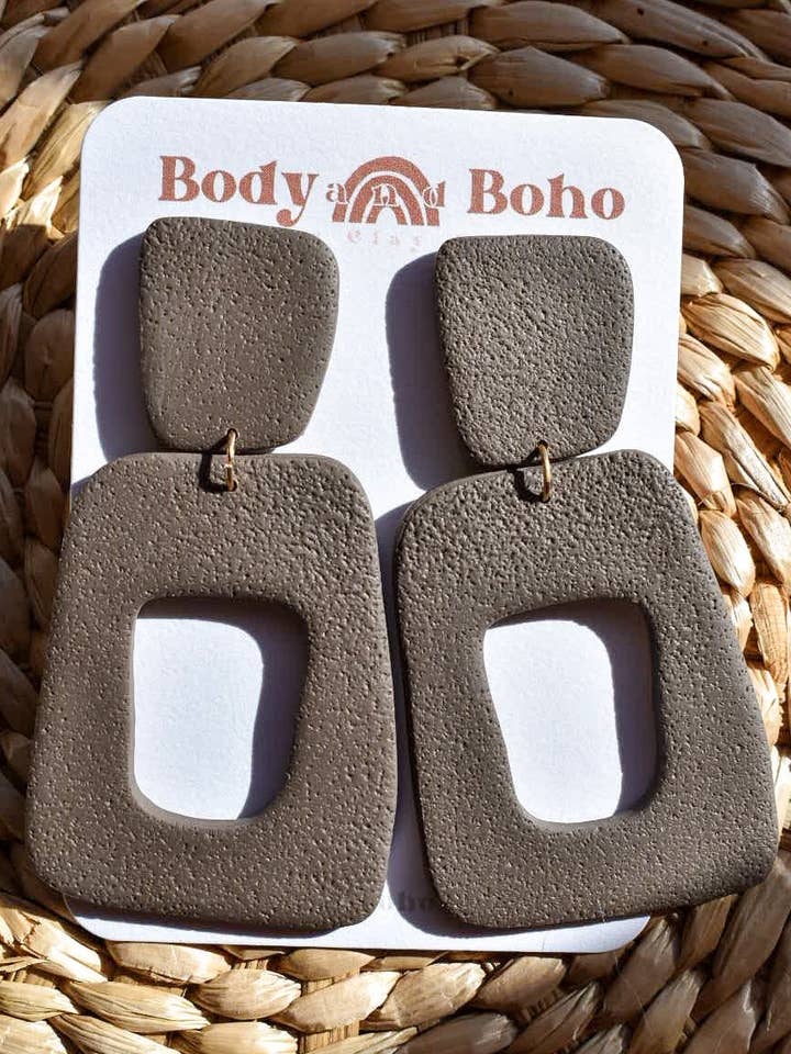 Abstrakte Mokka-Ohrringe aus strukturiertem Polymer Clay für den Großhandel von Body & Boho