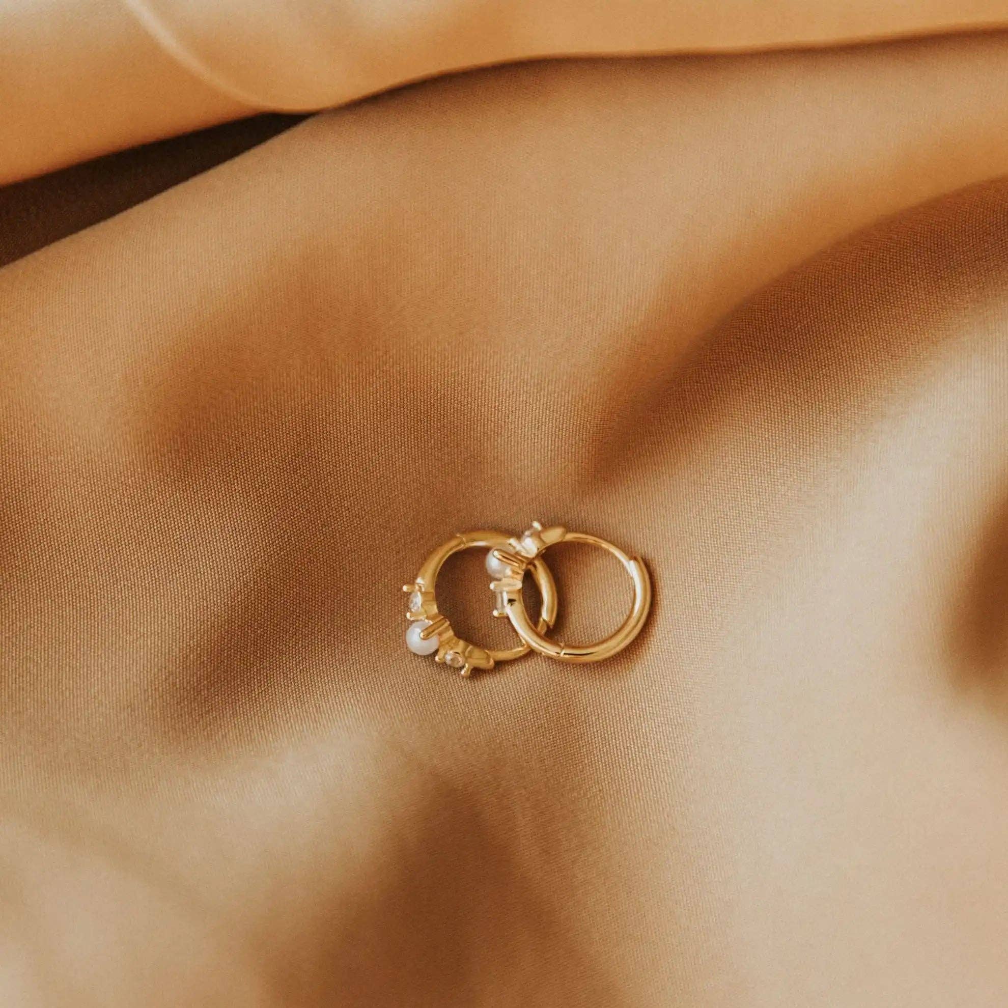 Mauve Jewelry Co. – wholesale Huggieörhängen – Alexandria diamant- och pärlbågar