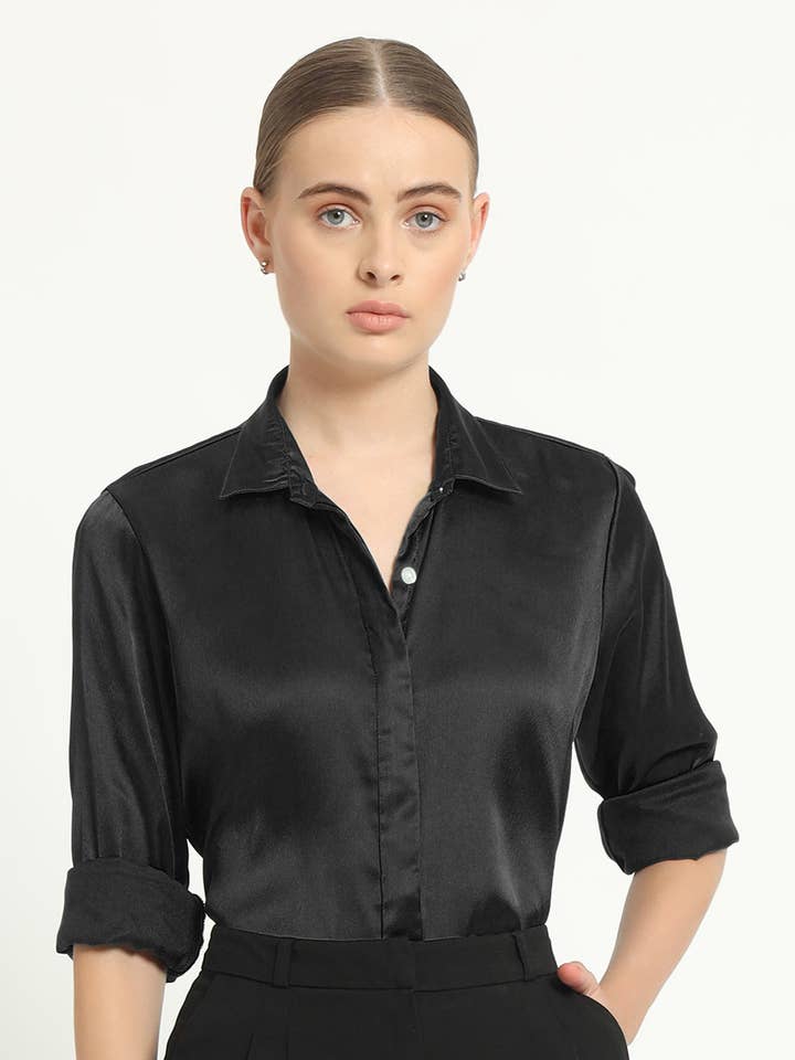 Satin-effekt formel sort skjorte for engroshandel hos Thevasa