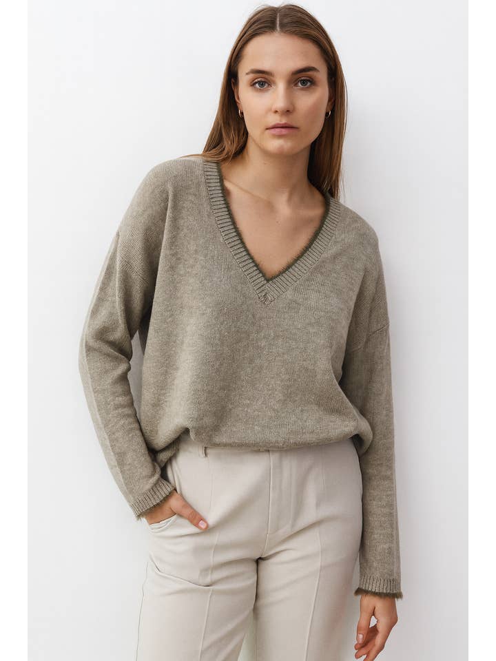 Lucy Sparks - Wholesale Knit Sweater - Women's - SOFT KNIT V NECK JUMPER WITH FAUX FUR TRIM5