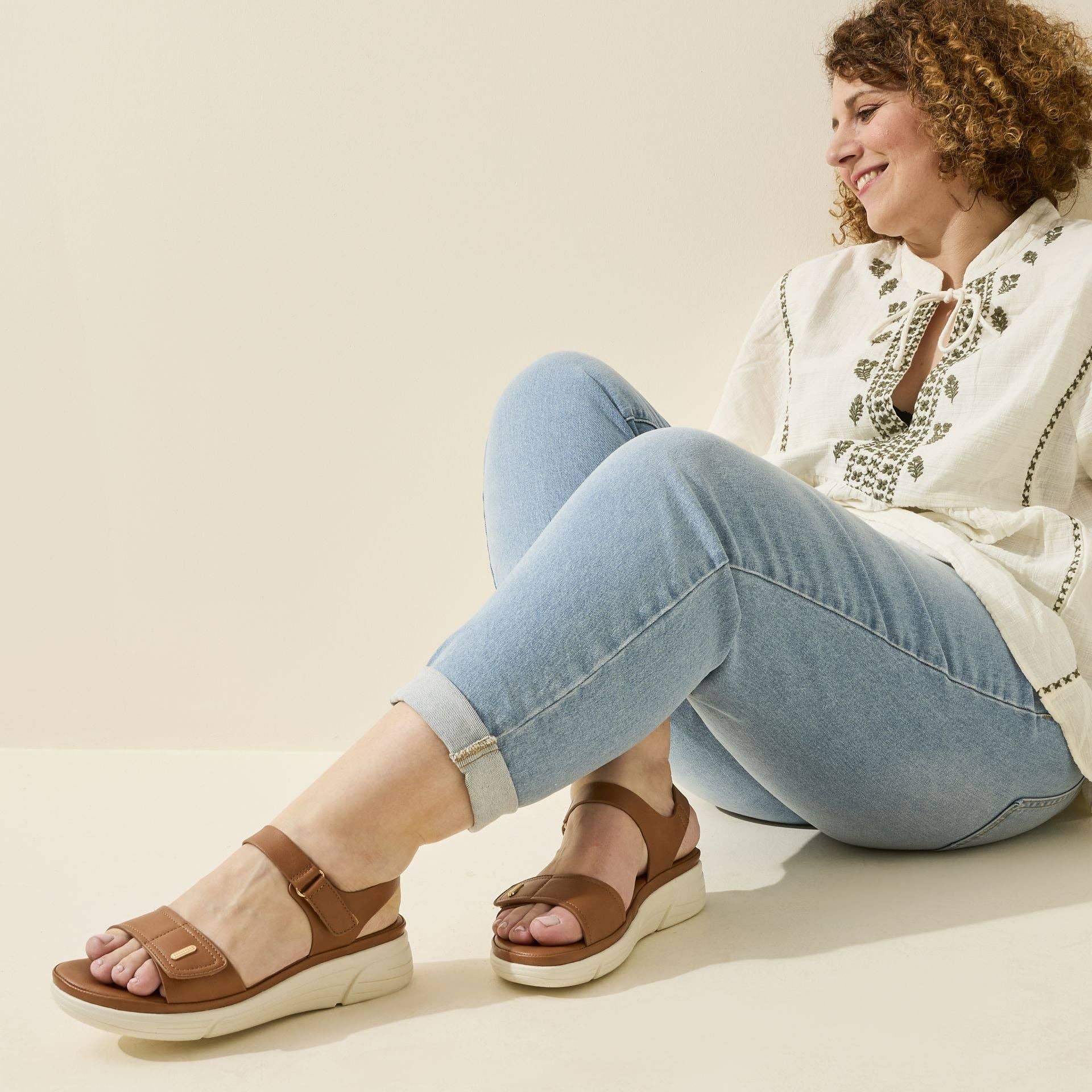 Gabylou - Wholesale Sandals - Women's - Adjustable Wide Fit Sandals H - Model Mia1