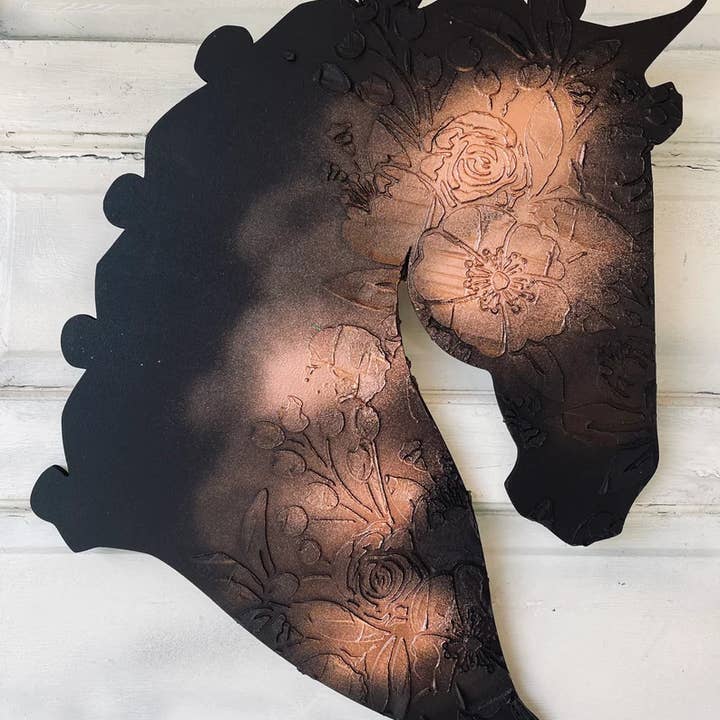 Forme découpée en bois de cheval, décorée et peinte pour la vente par All Designs Equine