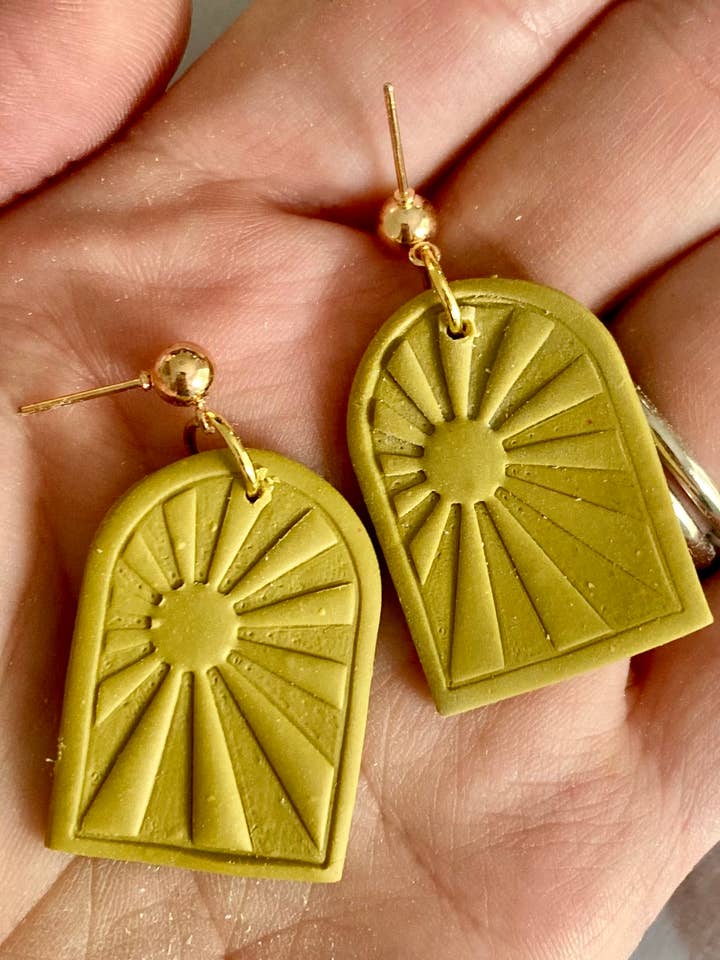 Boucles d'oreilles pendantes Boho Sunrise Arch pour la vente par Terra Made