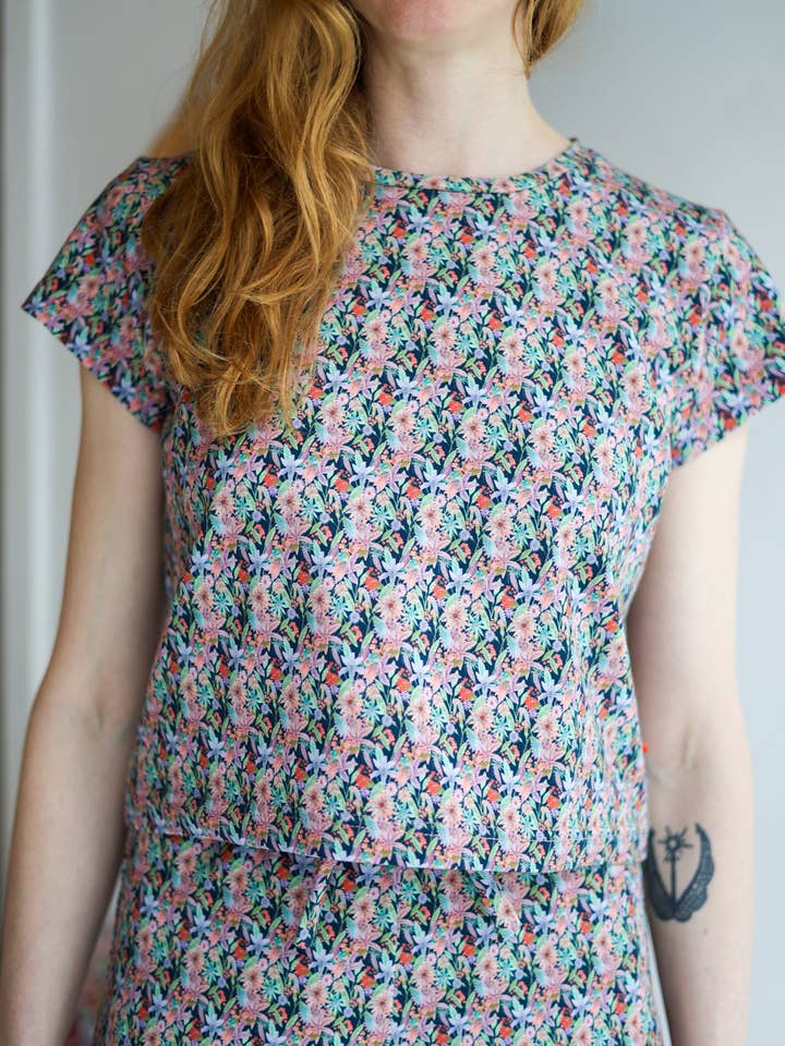 „Flower Meadow“ Mid Crop T-Shirt | marineblau für den Großhandel von aesthete-kidswear