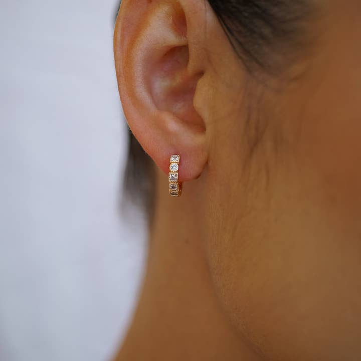 Rae Geometric Huggies por atacado de Wander + Lust Jewelry