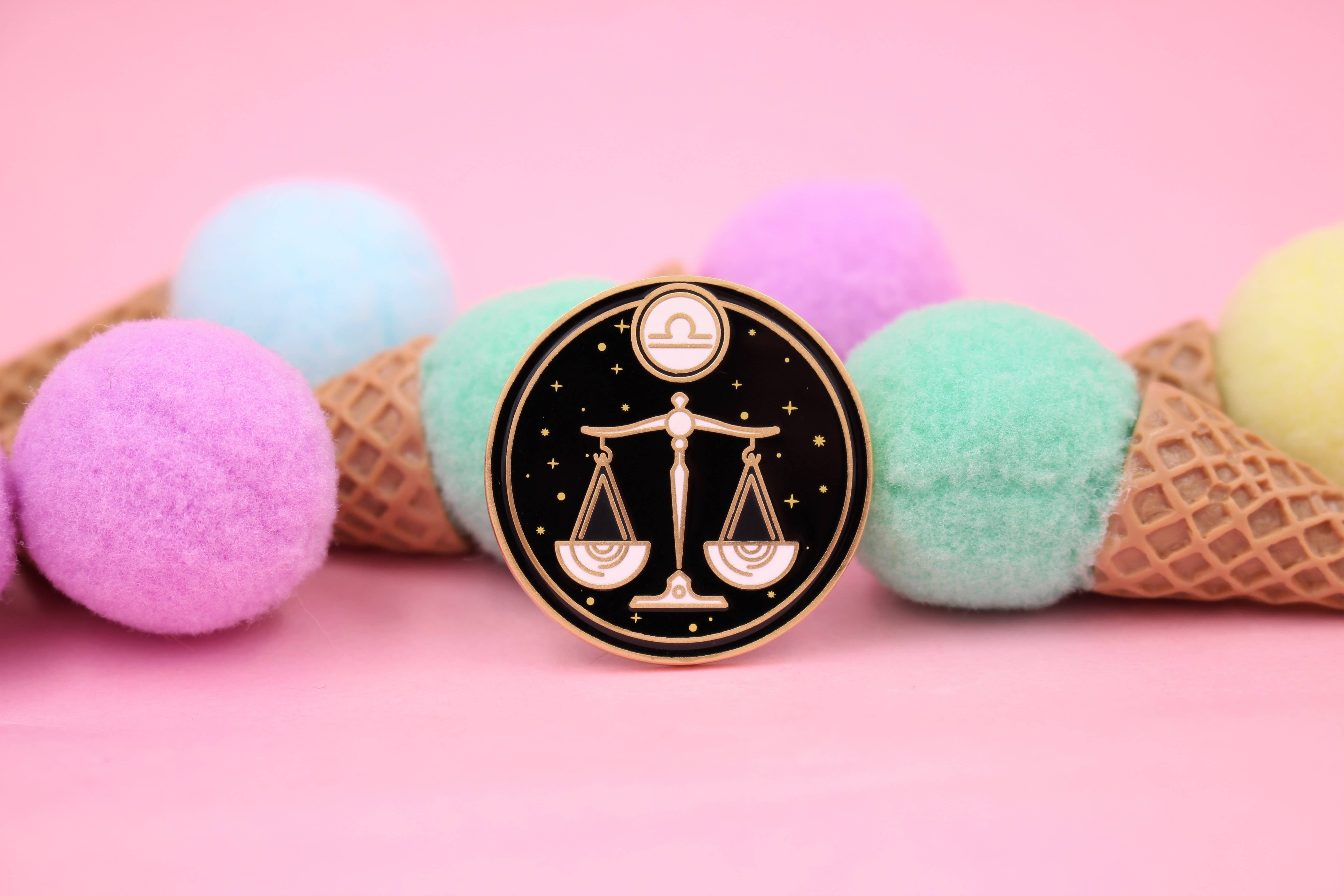 Real Sic - Vendita all'ingrosso Spilla da bavero - Segno astrologico — Bilancia — Segno Stellare Astrologia Spilli smaltati1