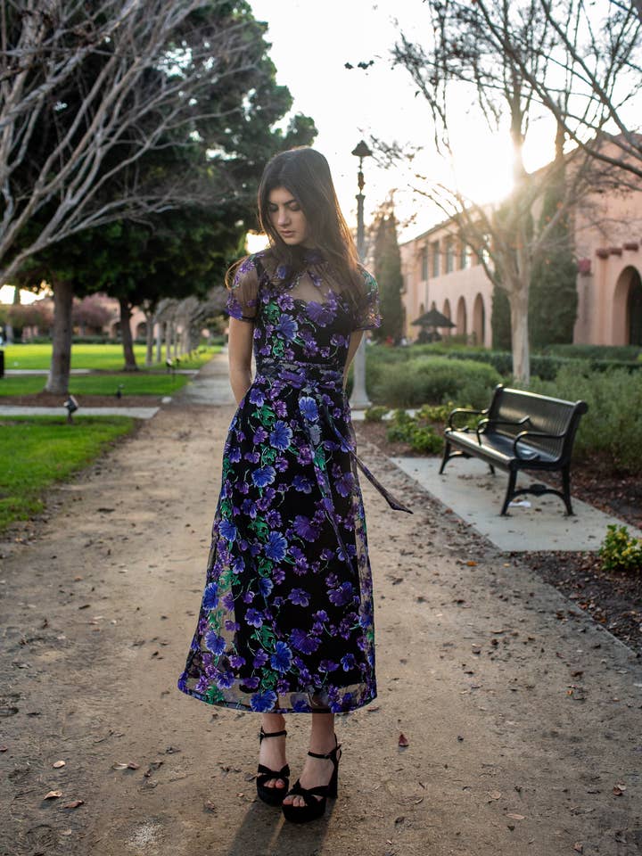 Robe Maxi JJ en Iris au Clair de Lune PRÉ-COMMANDE pour la vente par Jennafer Grace