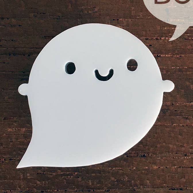 Broche en acrylique blanc Little Ghost Kawaii Halloween pour la vente par Asking For Trouble