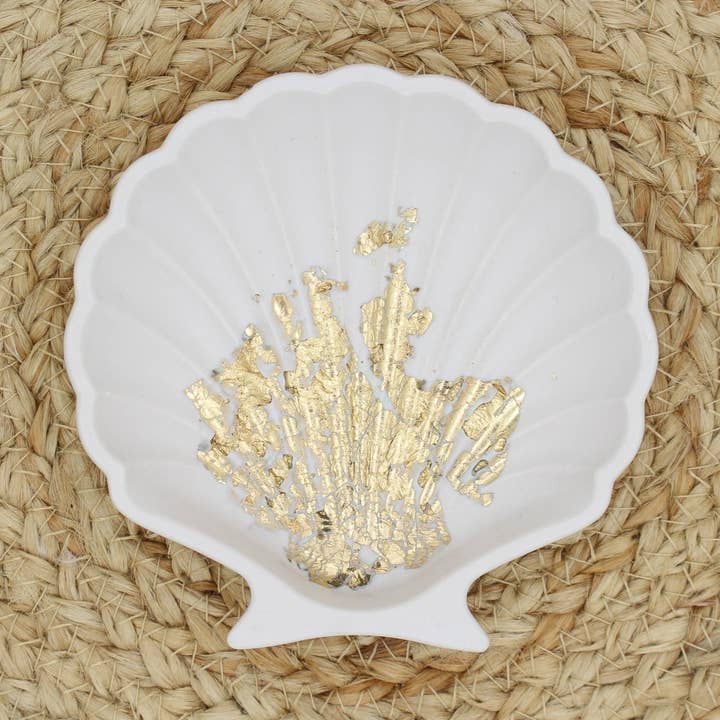 Plat à bijoux en coquillages pour la vente par Grand Trine Designs