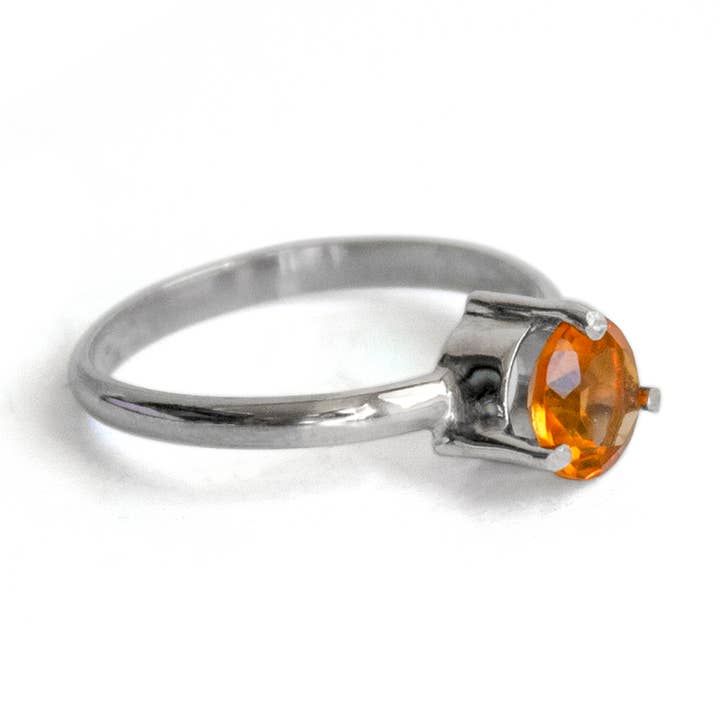 Bague solitaire à trois griffes en forme de citrine en argent sterling pour la vente par Bentley & Lo
