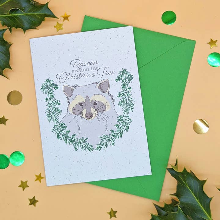 Cartão de Natal Raccoon - Racoon em torno da Árvore de Natal por atacado de Drawn to Nature