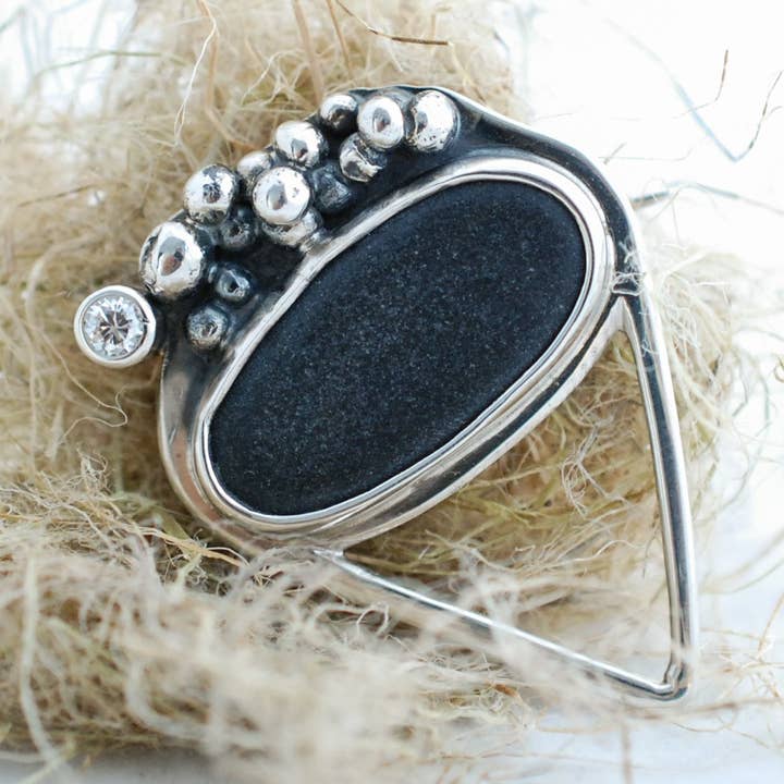 Einzigartige silberne Brosche mit weißem Saphir und schwarzem Stein für den Großhandel von Ami jewel